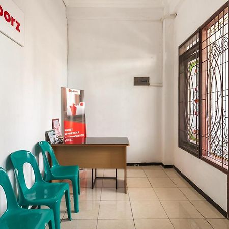סוראבאיה Reddoorz Near Widya Mandala University מראה חיצוני תמונה