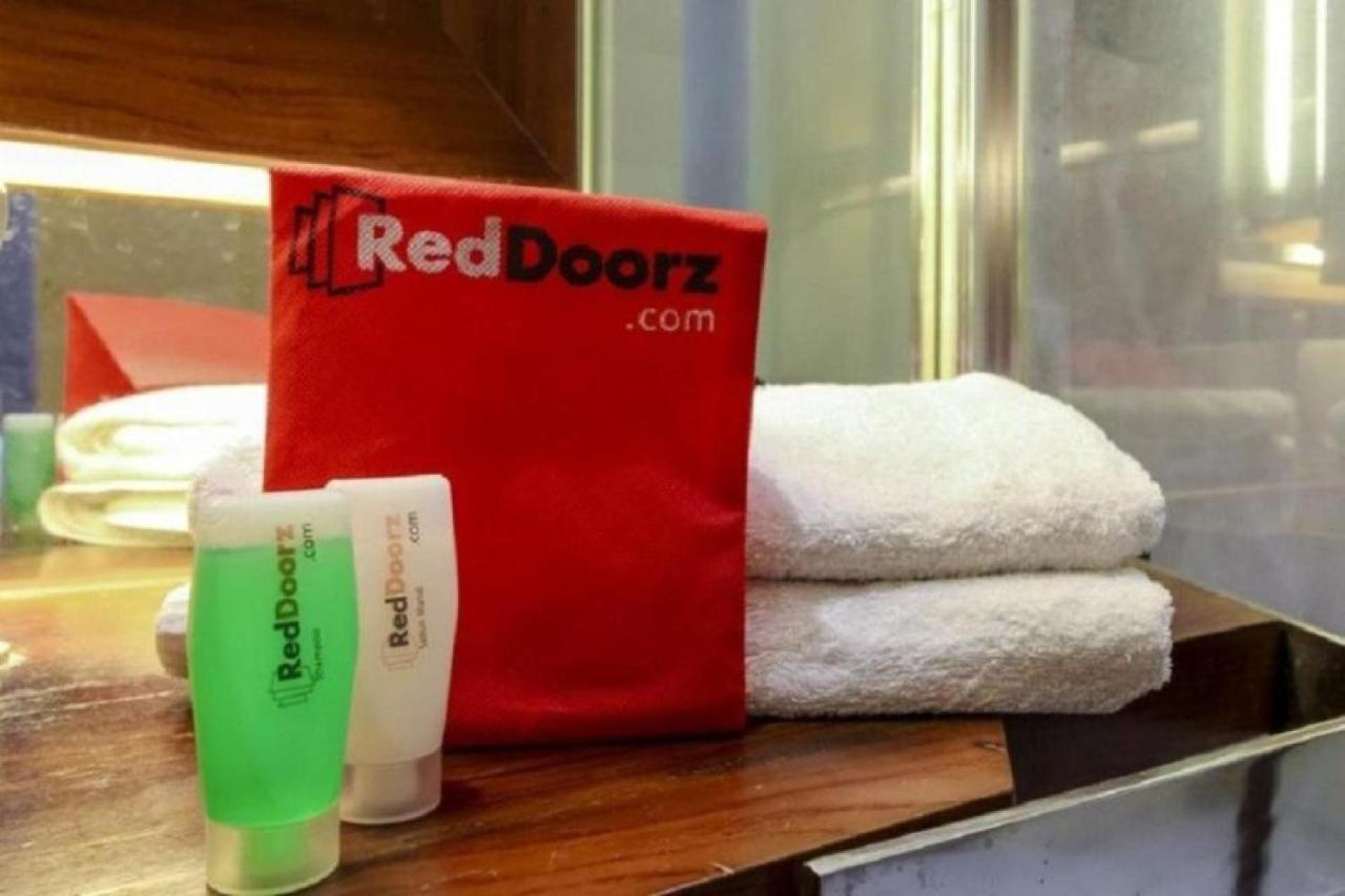 סוראבאיה Reddoorz Near Widya Mandala University מראה חיצוני תמונה