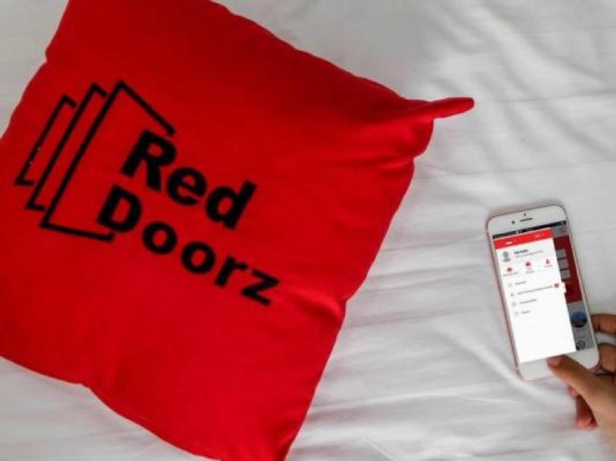 סוראבאיה Reddoorz Near Widya Mandala University מראה חיצוני תמונה