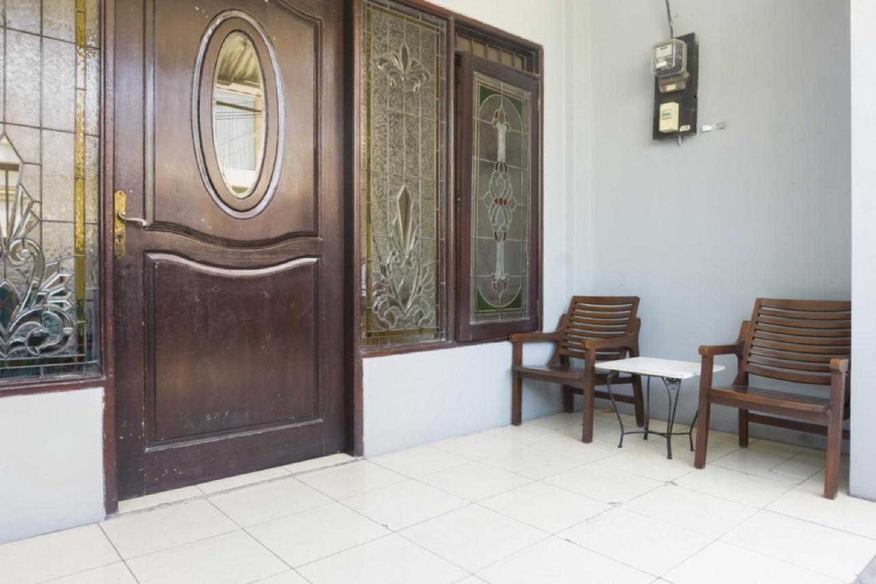 סוראבאיה Reddoorz Near Widya Mandala University מראה חיצוני תמונה