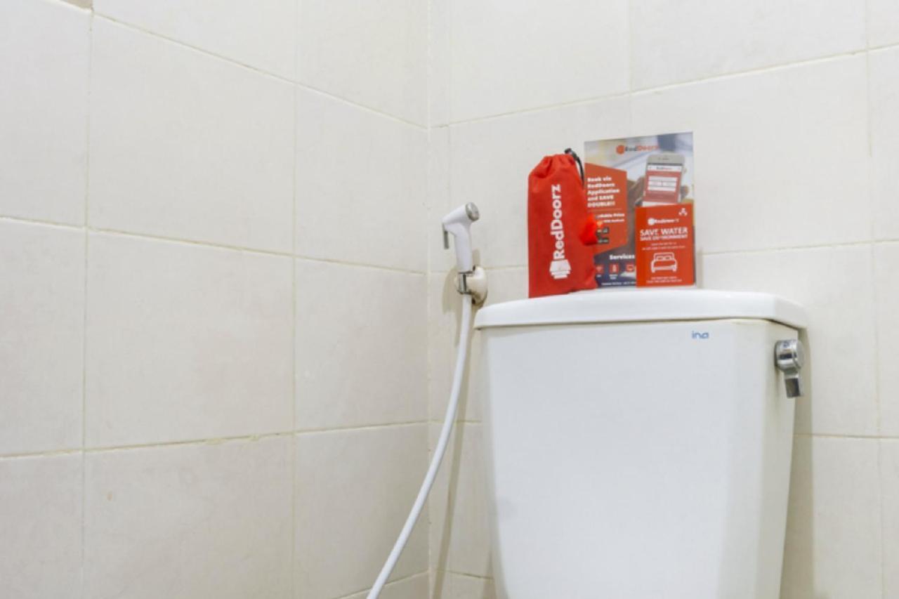 סוראבאיה Reddoorz Near Widya Mandala University מראה חיצוני תמונה