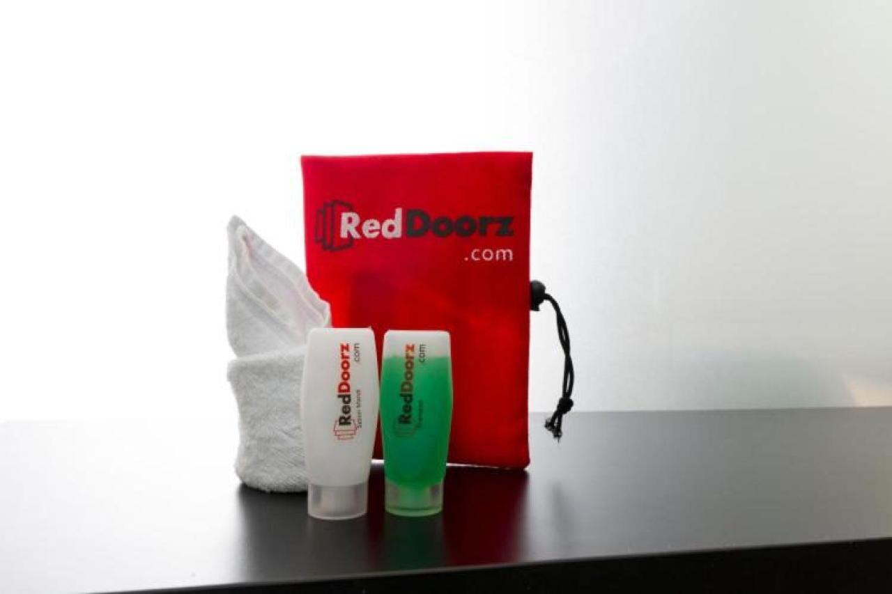 סוראבאיה Reddoorz Near Widya Mandala University מראה חיצוני תמונה