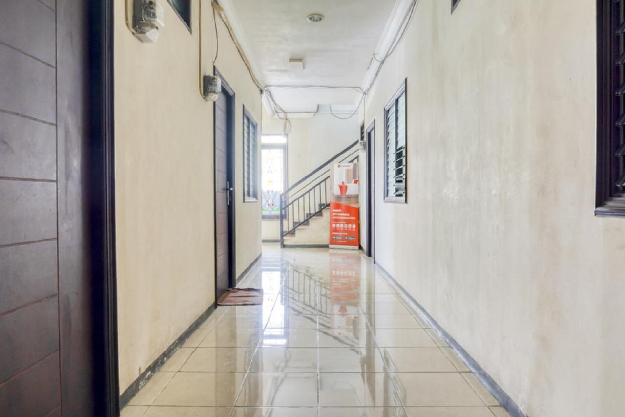 סוראבאיה Reddoorz Near Widya Mandala University מראה חיצוני תמונה