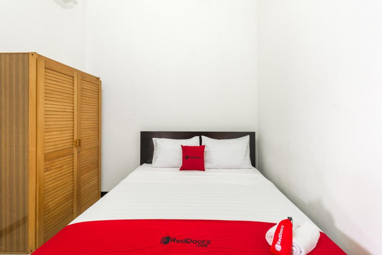 סוראבאיה Reddoorz Near Widya Mandala University מראה חיצוני תמונה
