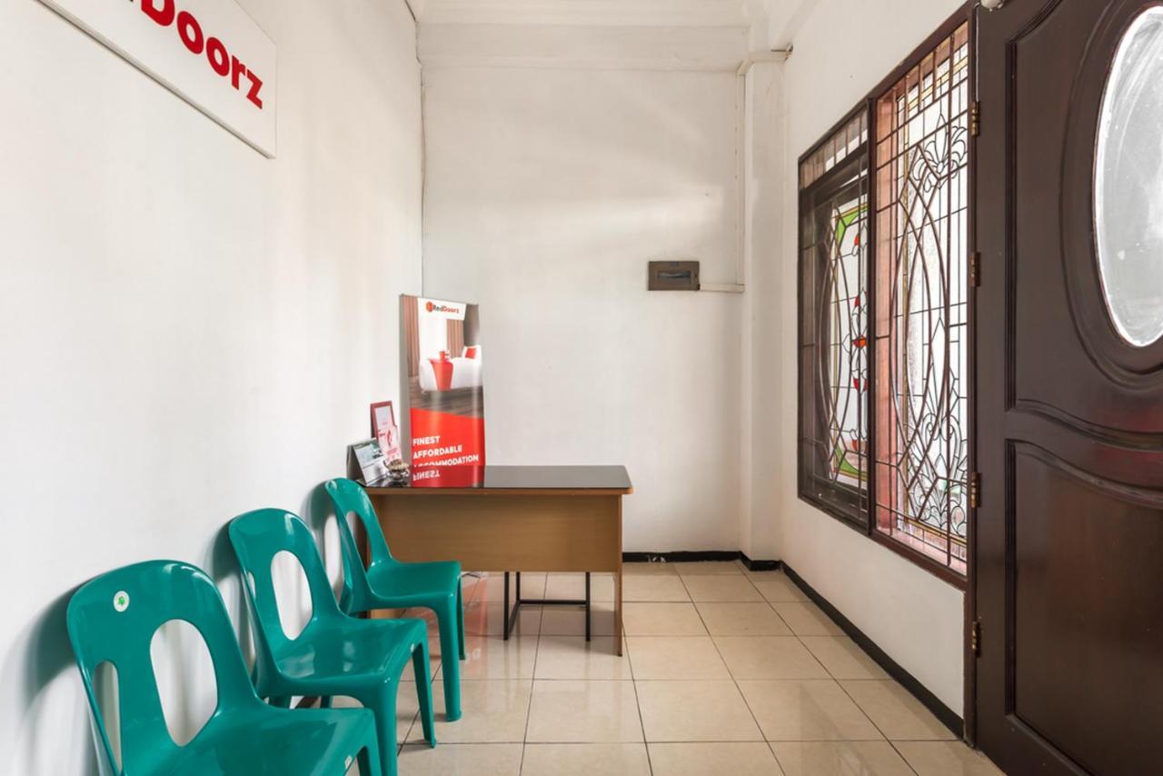 סוראבאיה Reddoorz Near Widya Mandala University מראה חיצוני תמונה