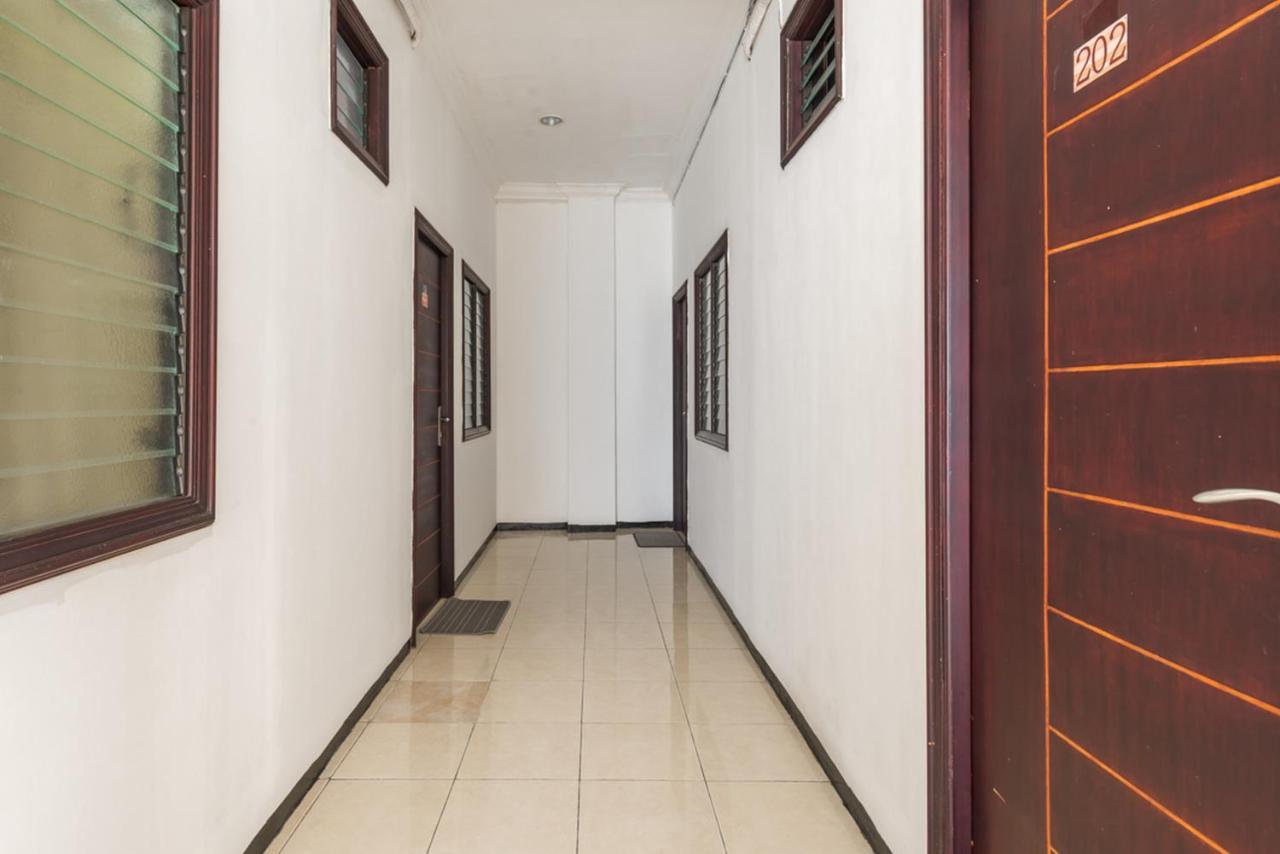 סוראבאיה Reddoorz Near Widya Mandala University מראה חיצוני תמונה