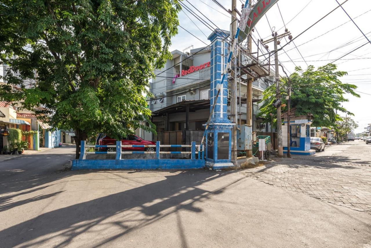 סוראבאיה Reddoorz Near Widya Mandala University מראה חיצוני תמונה